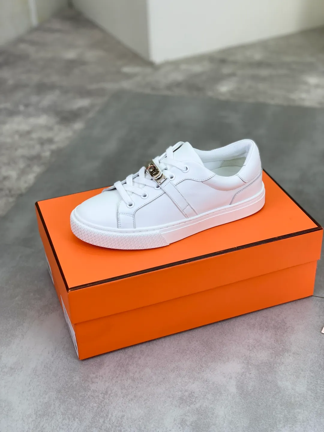 Men's men's shoes 💰P640 New Hermes top version Hermès classic couple style #𝐊𝐞𝐥𝐥𝐲 buckle casual white shoes skateboard shoes that will not conflict with shoes at all. Full of unknowns, Hermès rarely produces flat casual shoes and they are paired with classic palladium-plated Kelly shoe buckles! You'll fall in love with it at first sight. It's super versatile and can be worn with any skirt or pants. 🉑️Close your eyes and wear it. It's super noble. Fabric: Specific cowhide/canvas material. Lining: Sheepskin lining. Outsole: Original molded TPU outsole. Size: 35-45.